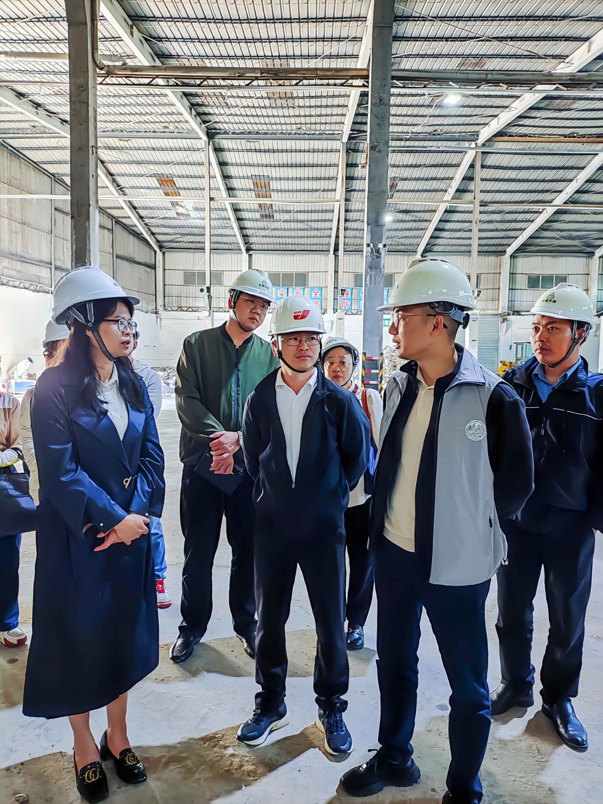 南寧市市政和園林管理局副局長、二級調(diào)研員劉海榮帶隊到華威公司龍華施工和裝修廢棄物處置項目調(diào)研建筑廢棄物資源化處置利用情況 (2)(1).jpg